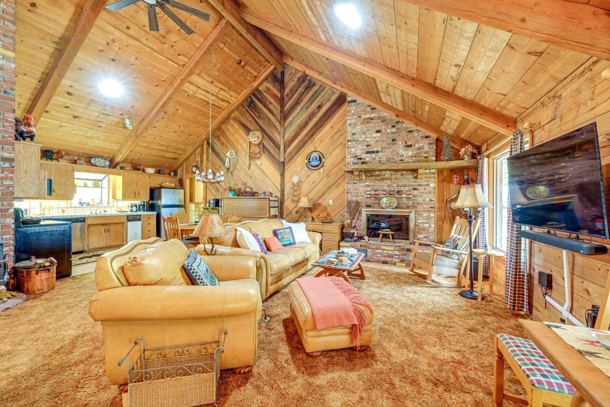 Cozy Family-Friendly Badger Retreat With Fireplace! Exterior photo