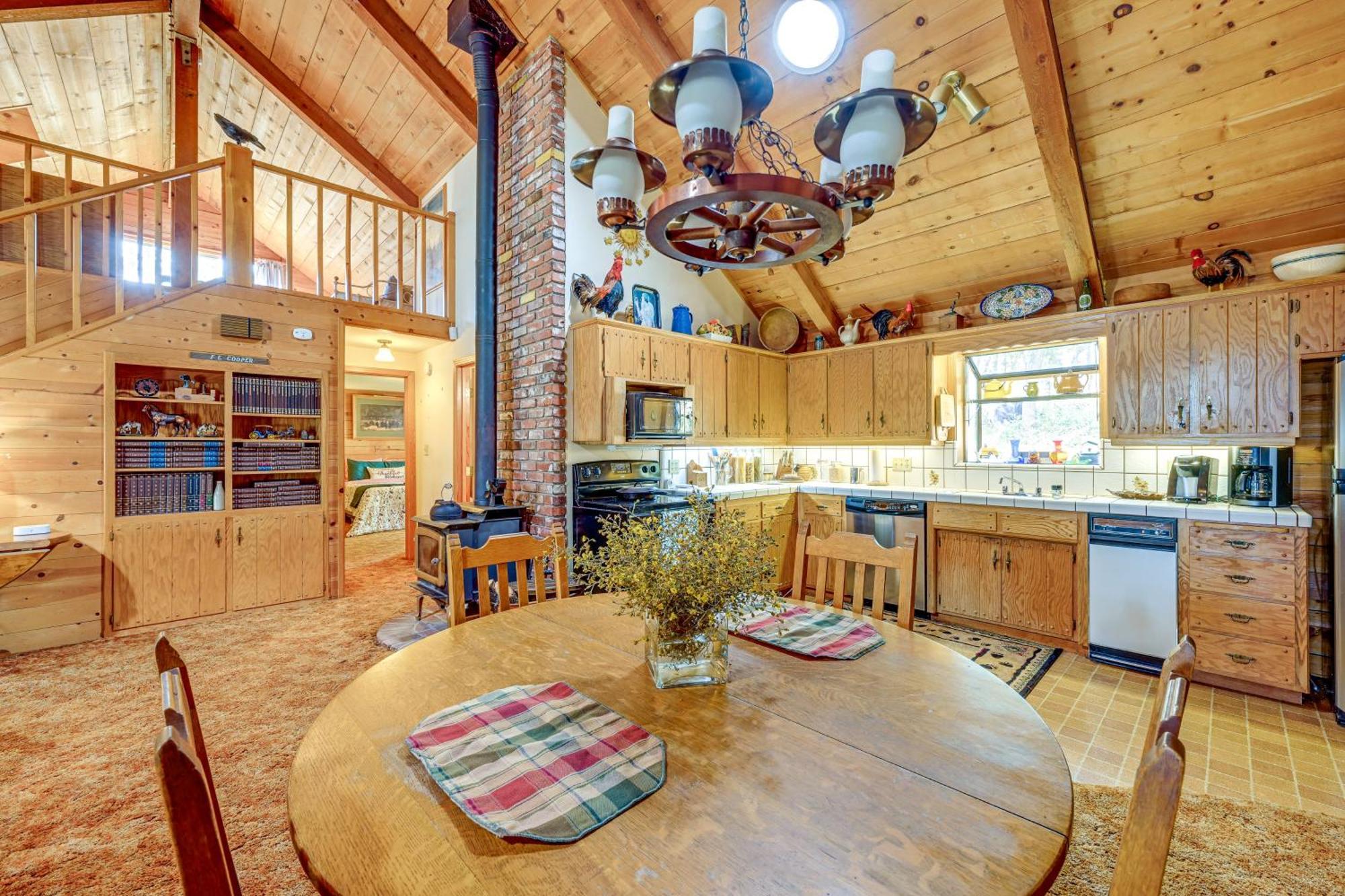 Cozy Family-Friendly Badger Retreat With Fireplace! Exterior photo